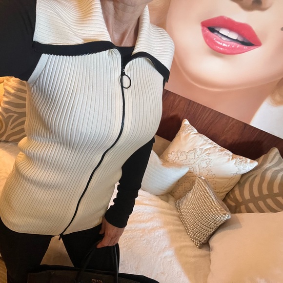 AKRIS PUNTO Vest- off white knit vest with black Euro zipper fits a 2-6 size - Picture 10 of 16